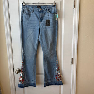 Women's Prosperity Blue Daisy Released Hem Embroidered Bootcut Jeans 31